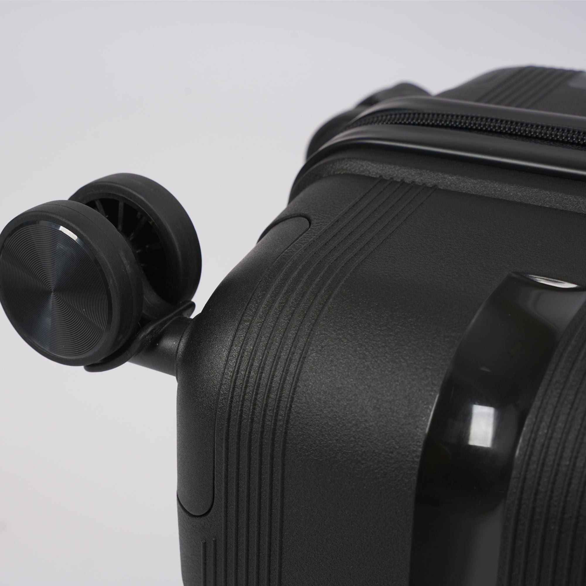 28 - inch Black Hardcase Roller Luggage - Wize - Z